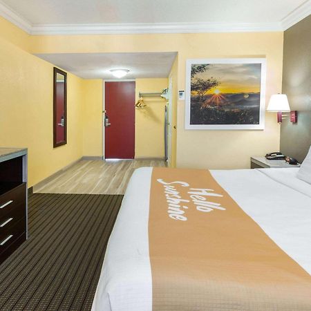 Days Inn By Wyndham Nanuet / Spring Valley Экстерьер фото