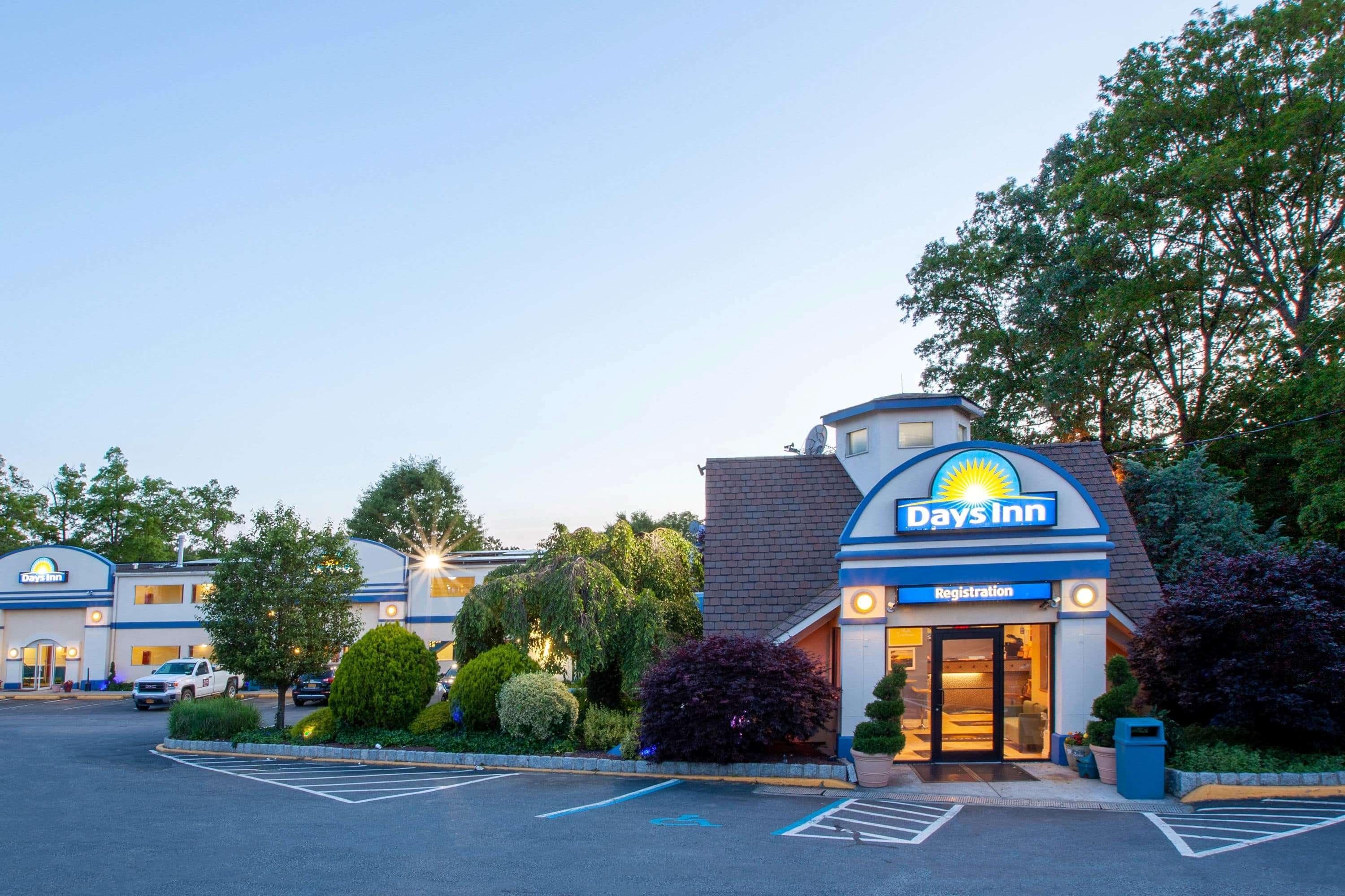 Days Inn By Wyndham Nanuet / Spring Valley Экстерьер фото