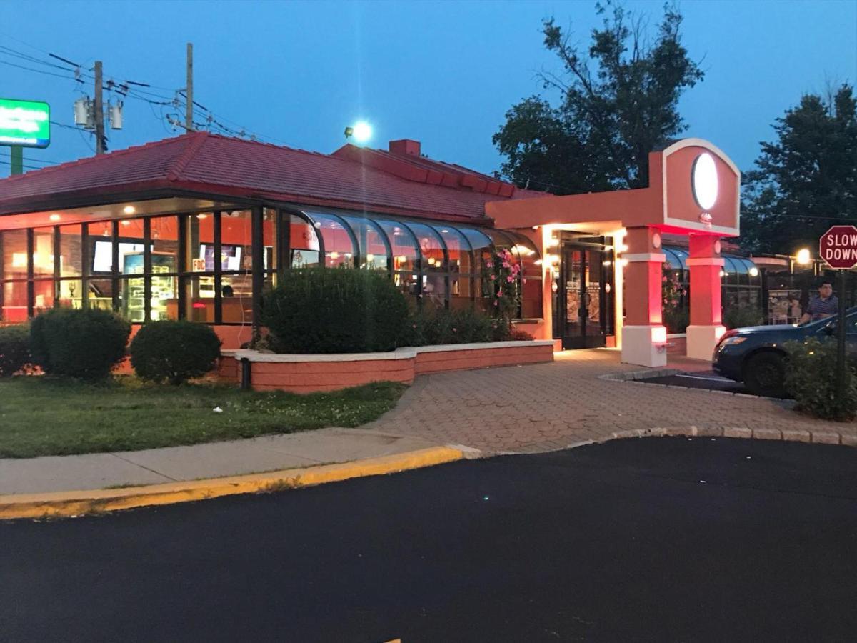 Days Inn By Wyndham Nanuet / Spring Valley Экстерьер фото